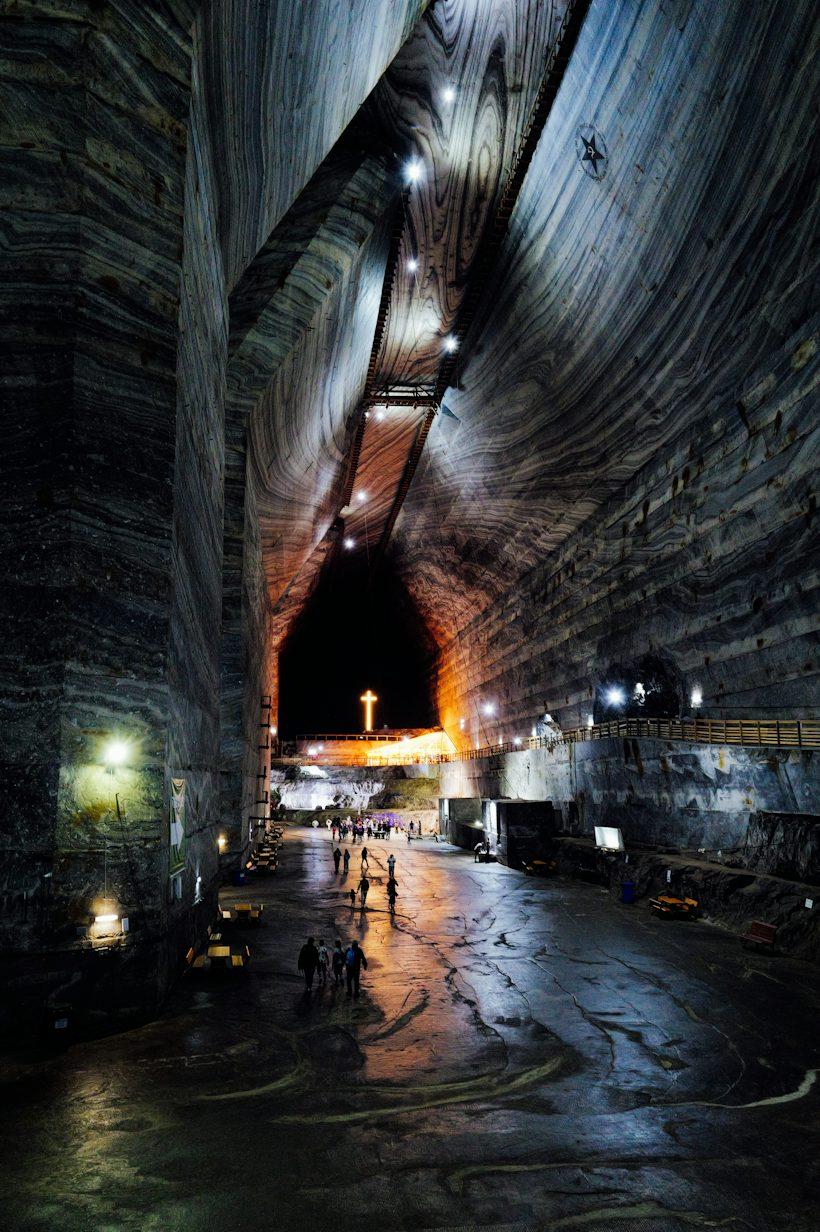 Intérieur d’une mine de sel gemme aux parois striées